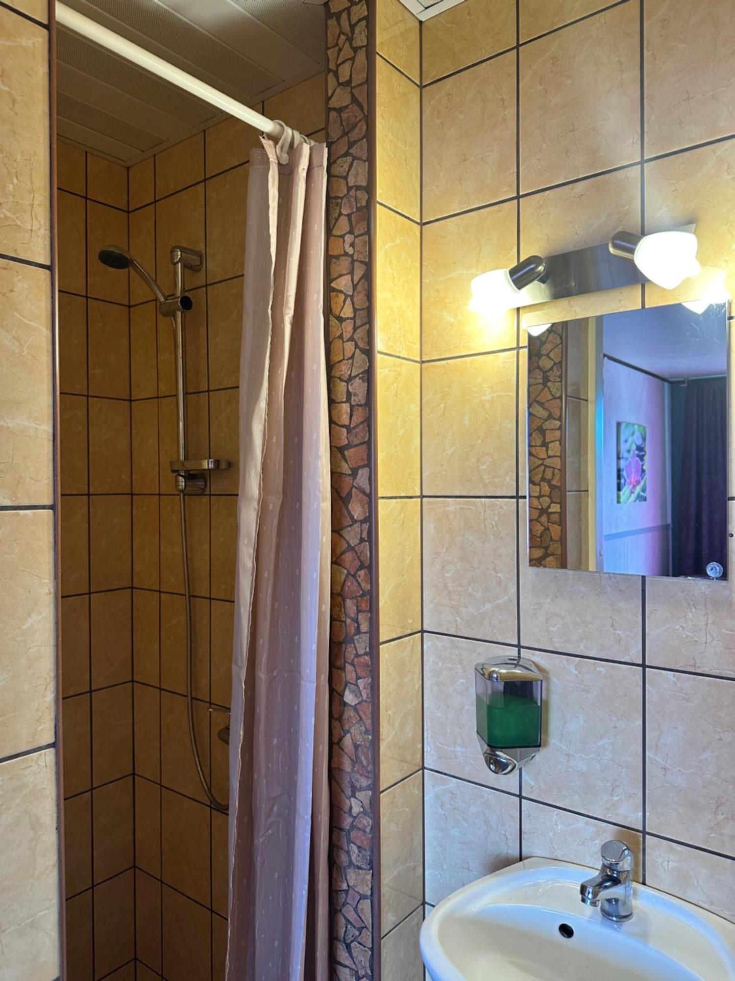 Guesthouse Maenniku パルヌ エクステリア 写真
